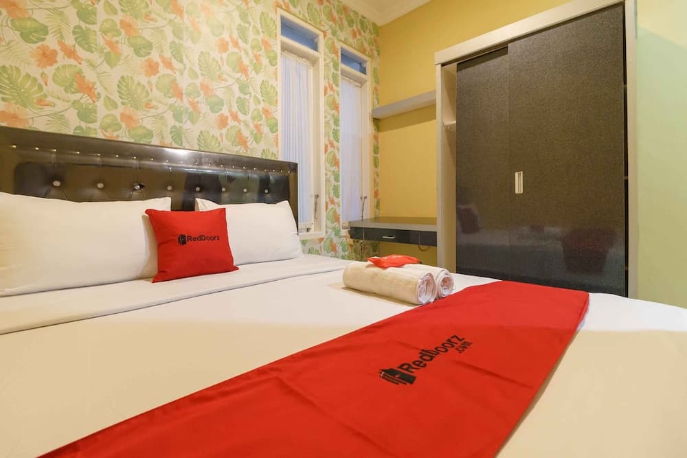 RedDoorz Syariah near Jam Gadang Bukittinggi 2