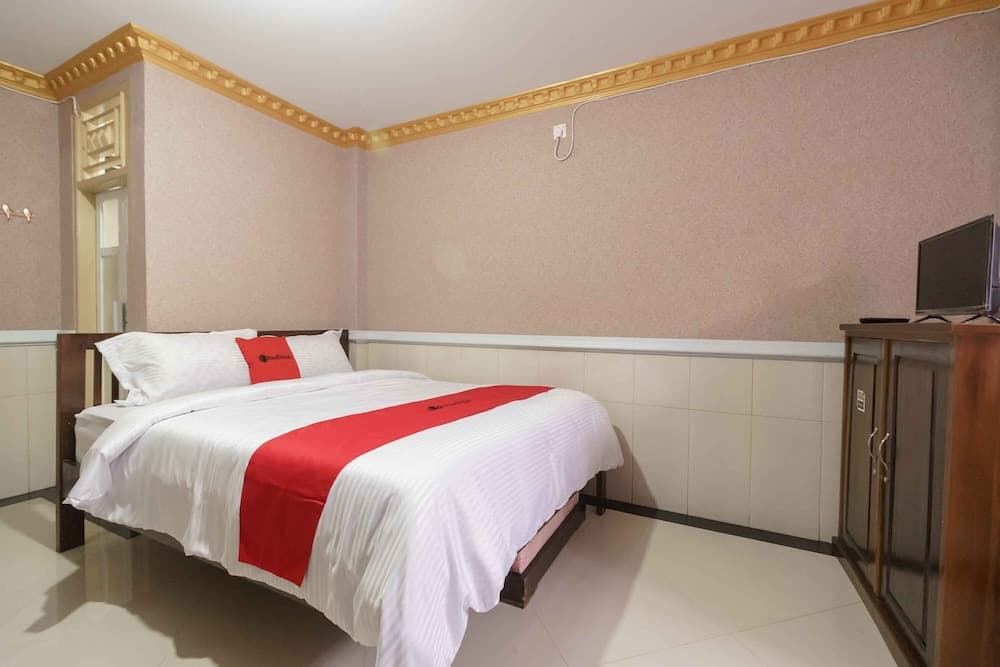 RedDoorz Plus Syariah near RSUP Dr. M. Djamil Padang