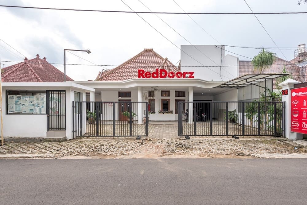 RedDoorz Syariah near Gajayana Stadium Malang