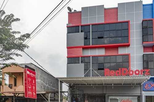 RedDoorz Plus near Millenium ICT Centre Medan 2