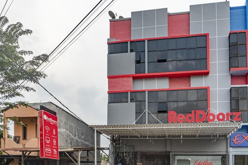 RedDoorz Plus near Millenium ICT Centre Medan 2