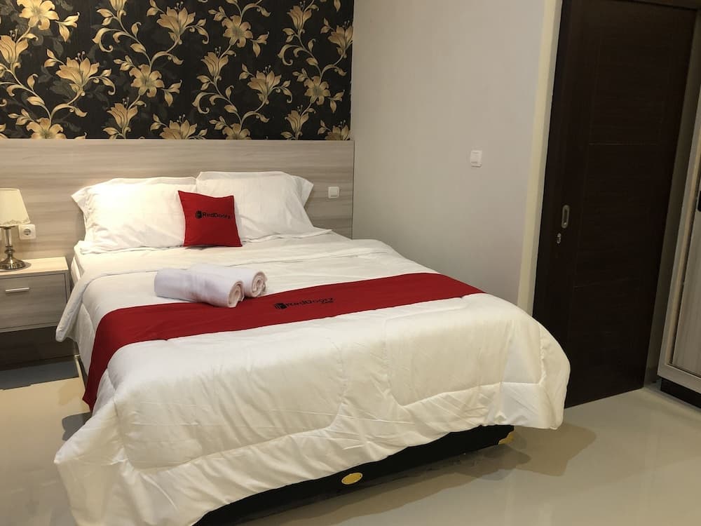RedDoorz Plus near Solo Paragon Mall