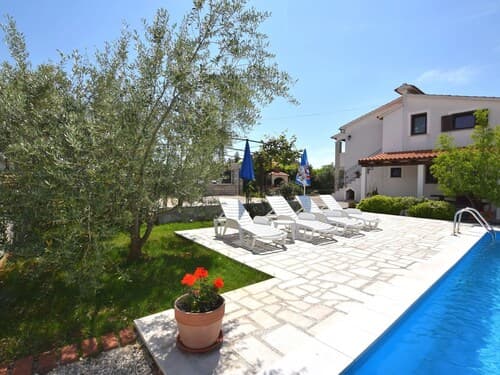 Lovable Apartment, Pool With Deckchairs, Fenced Garden With Grill, Wifi and Airco