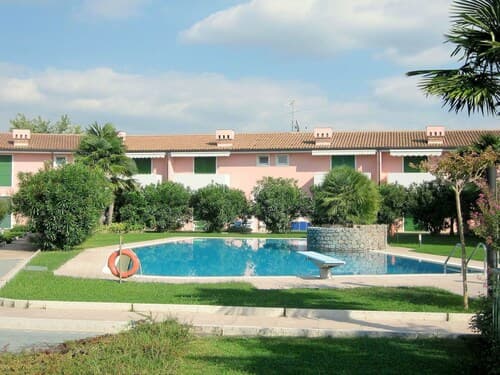 Vibrant Holiday Home in Lazise with Swimming Pool near Lake