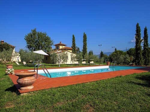 Villa with Spacious Garden, Swimming Pool, Hot Tub, Tennis Court near Cortona