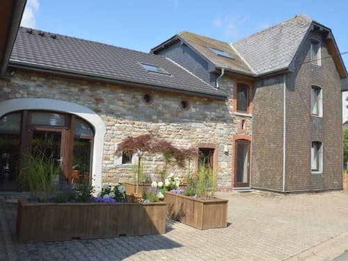 Gorgeous Holiday Home in Waimes With In-house Theatre & Pool