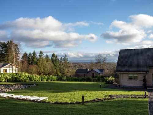 Luxurious Villa with Sauna, Hot Tub, Recreation Room, Large Enclosed Garden