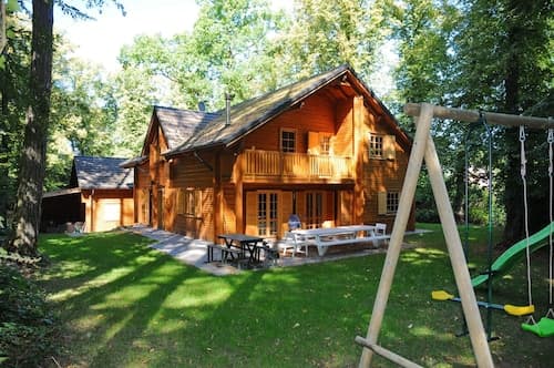 Spacious Chalet Located at Bomal with Hot Tub & Garden Parlour