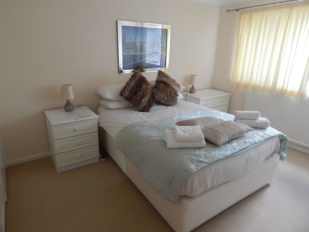 Cherry Palace 3 BD Parking Spaces groups