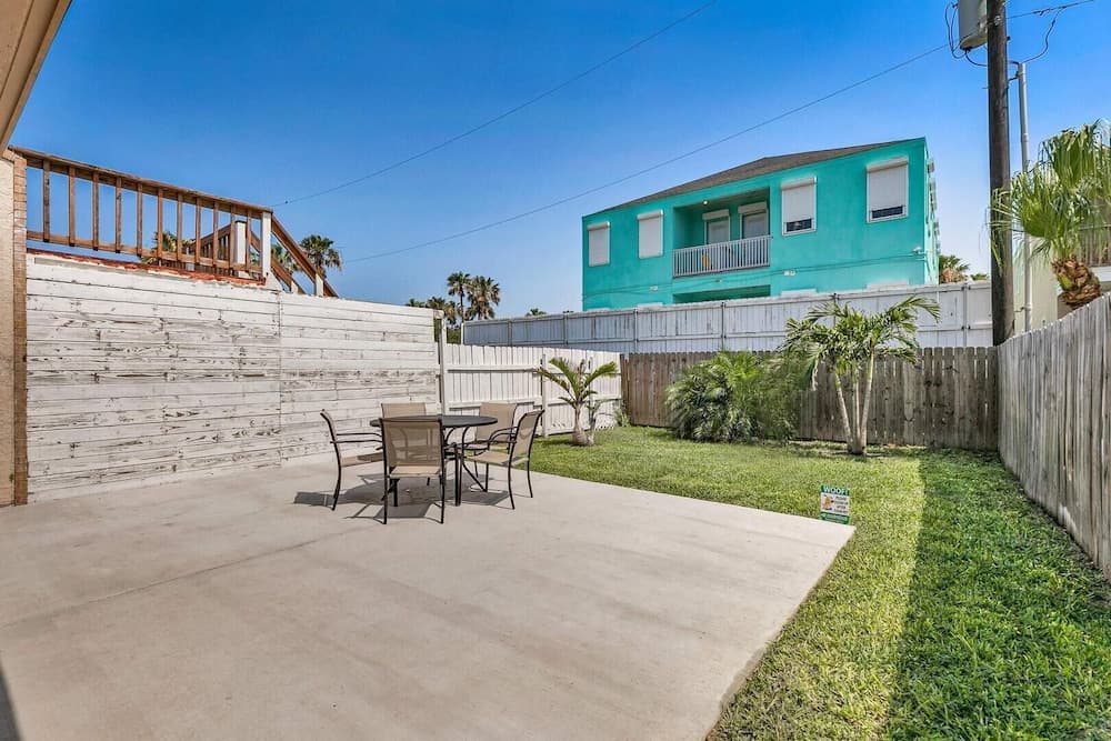 Cozy, Single Story Townhome With Backyard & Grill!