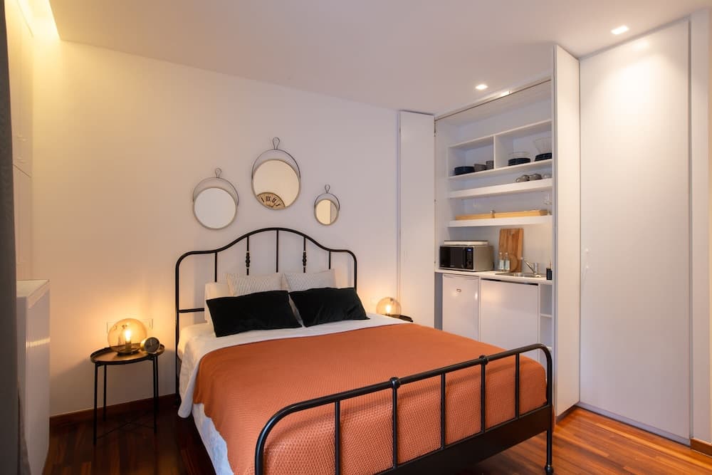 Phaedrus Living: City Luxury Flat Mavromichali
