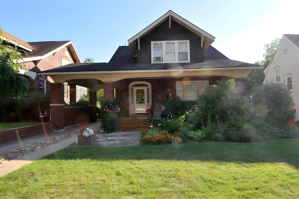 Aunt Beas Bungalow - Right in Town!