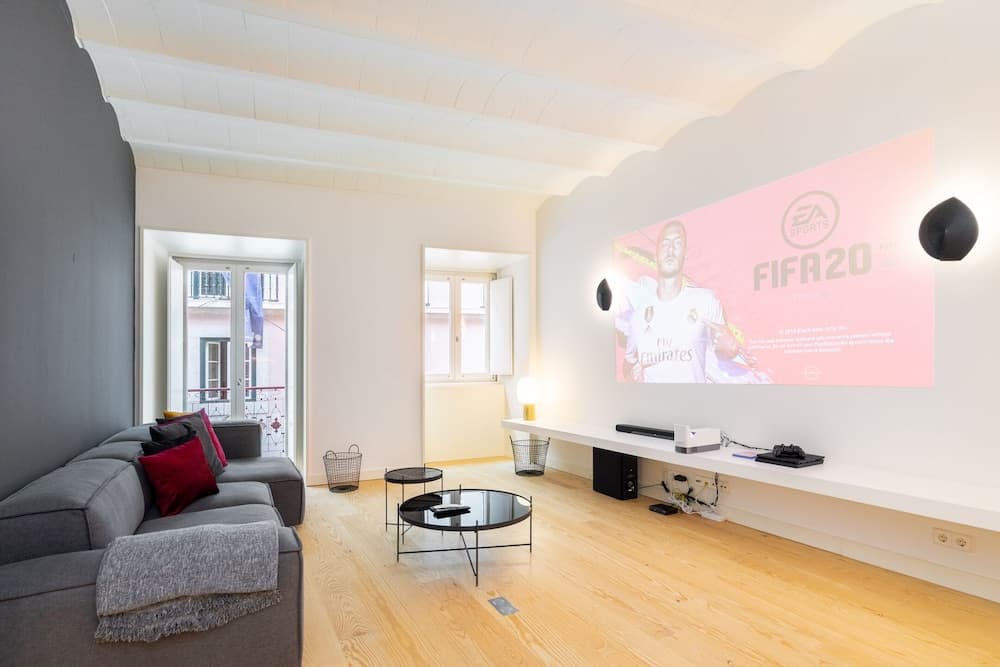 LS48 Prime Location Upscale Apartment