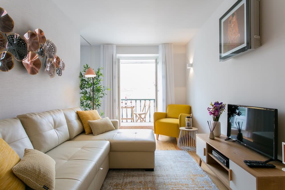 JOIVY Sunny 1-bed flat w/terrace&sea view in Baixa, 3mins to Arco da Rua Augusta