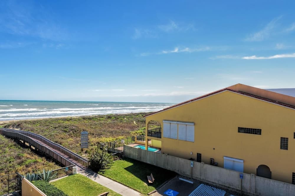 Beachfront Condo With Pool, hot tub & Sundeck!