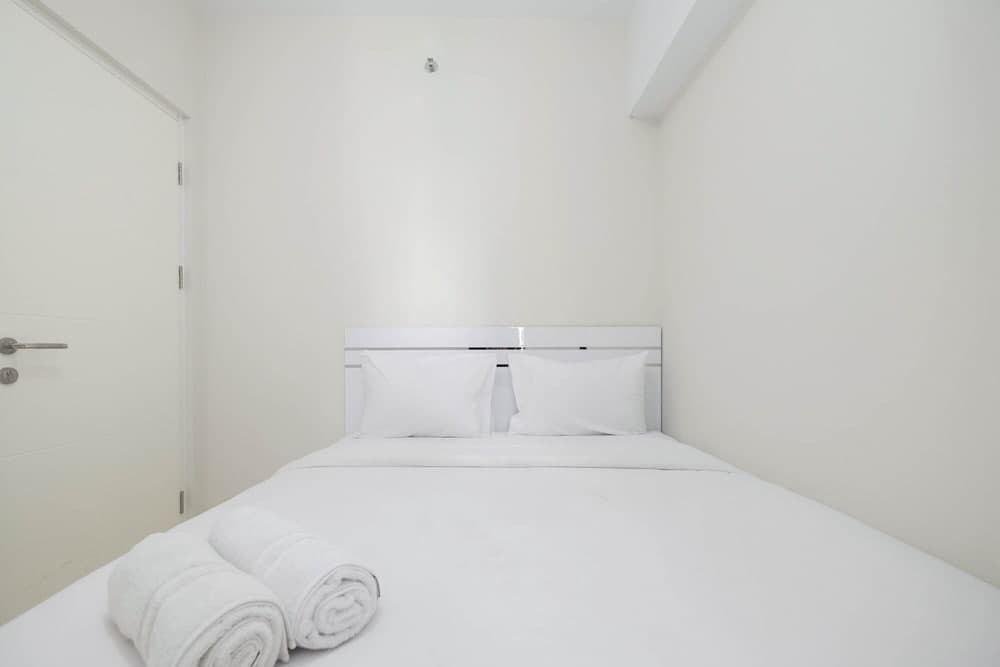 Pool View 2BR Apartment @ Springlake Summarecon