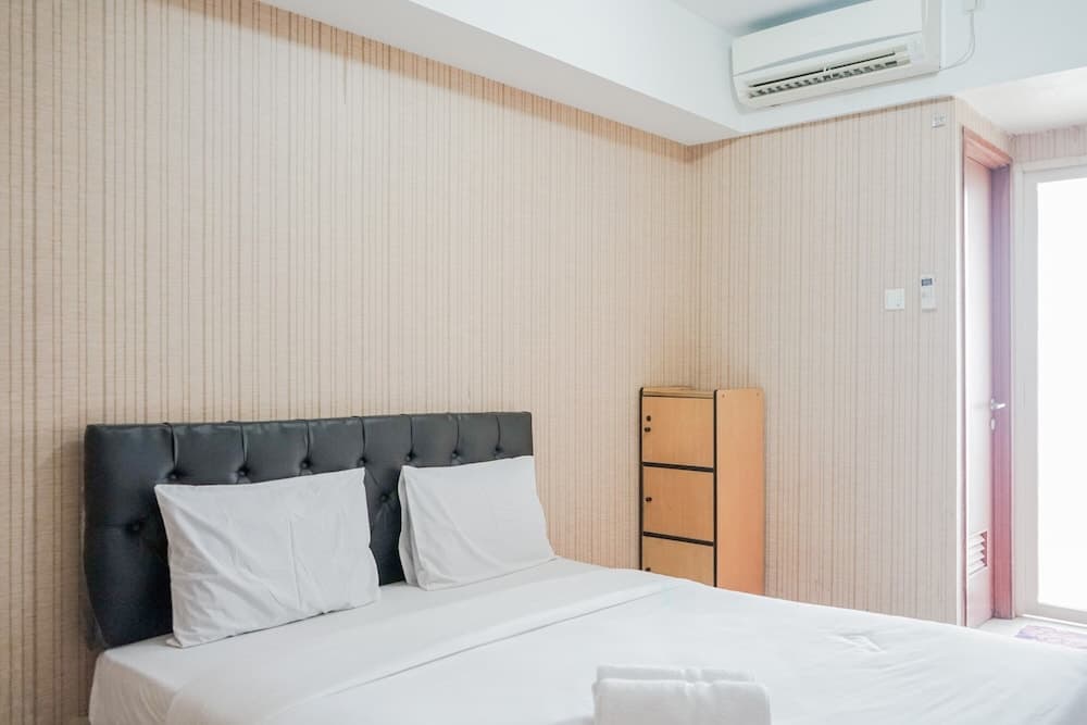 Stylish and Posh Studio Green Lake View Apartment By Travelio