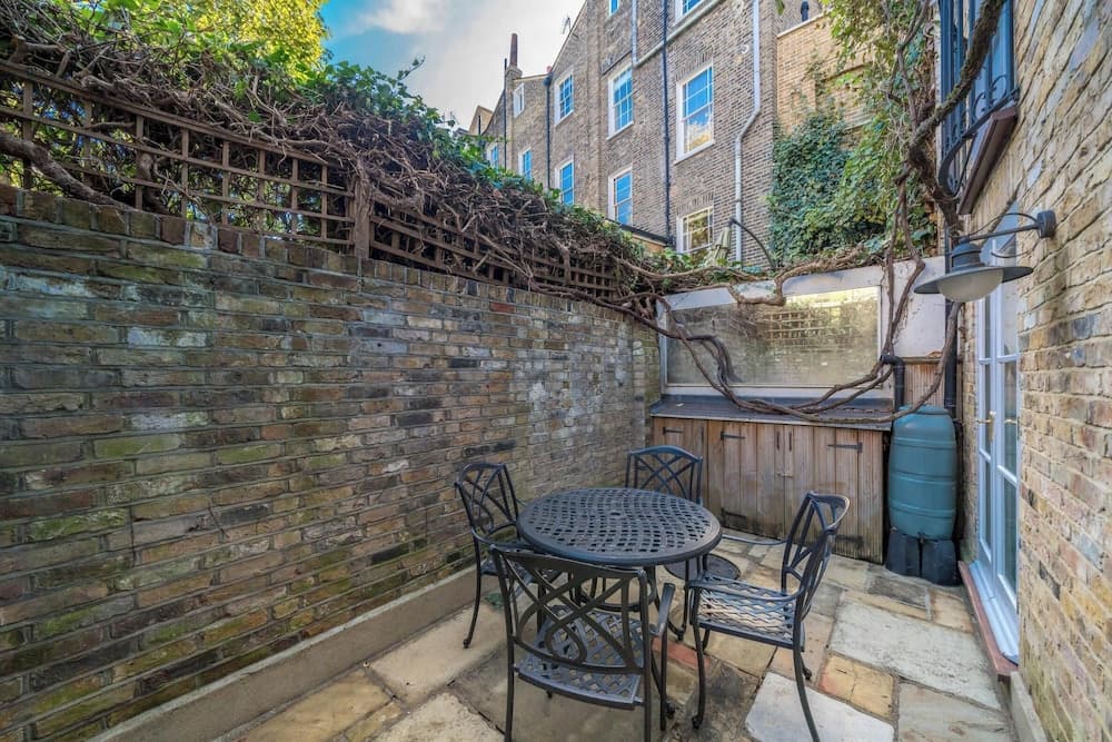 JOIVY Modern 2 bed flat in Central London, sleeps 6