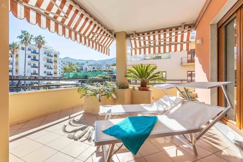 Modern spacious apartment with terrace, balconies, solarium & gym