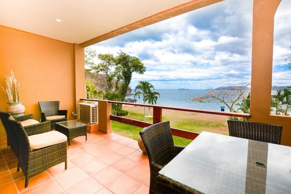 Spectacular - spacious unit in Flamingo in front of the beach