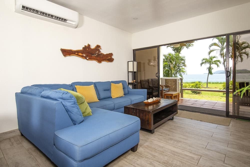 Newly Remodeled Ground-floor Unit in Flamingo in Front of Beach