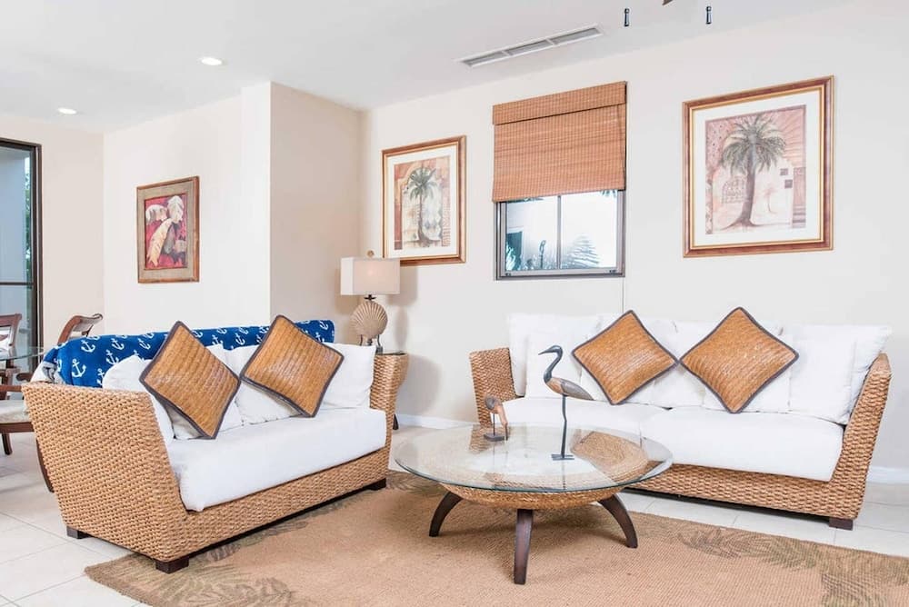 Dazzling End Unit in Coco With Lots of Windows and Light Sleeps 8