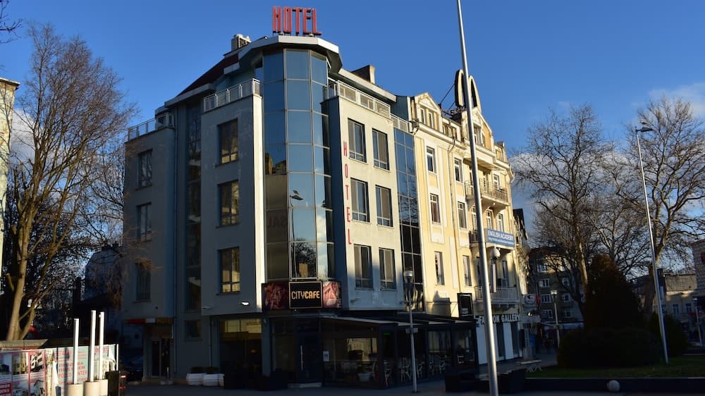 Konaklama yerinin ön cephesi - akşam/gece