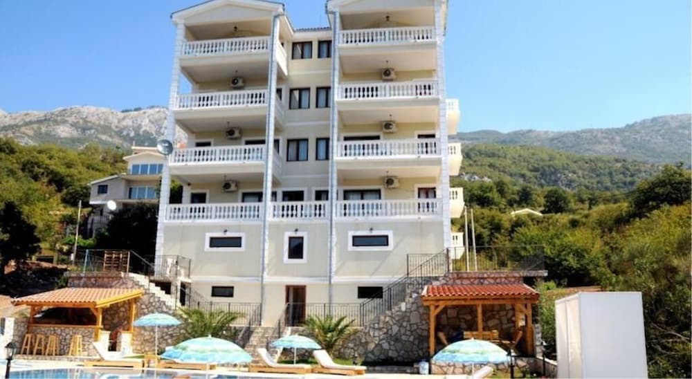 Villa Oasis with swimming pool