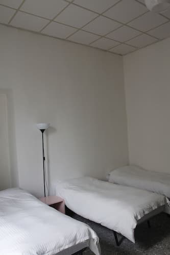 1 bed in Basic 6 Bed Female Room Share Bathroom - Campus Accommodation
