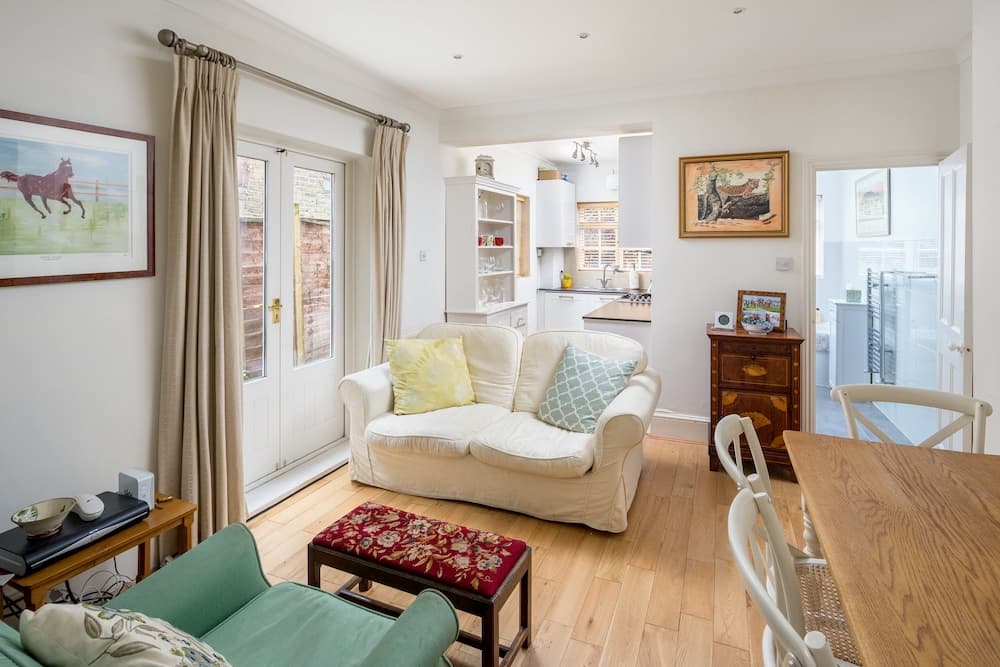JOIVY Homely 2 Bed Riverside Flat with Patio in Hammersmith