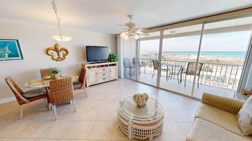 Magnolia House 407 is a 1 BR with amazing views by RedAwning