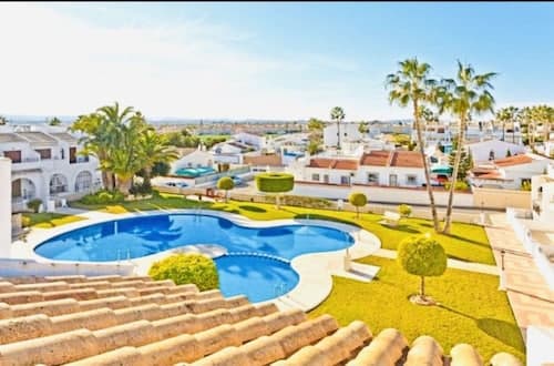 2-bed Apartment 10 min Drive to the Beach!