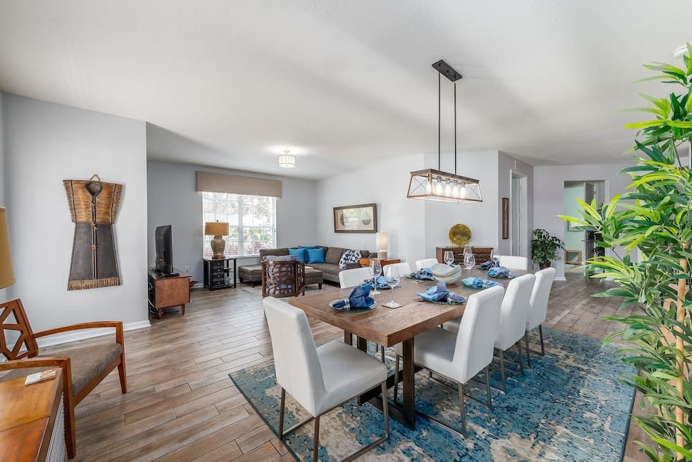 La Vista Lakeview Deluxe 3 Bedroom Condo by RedAwning