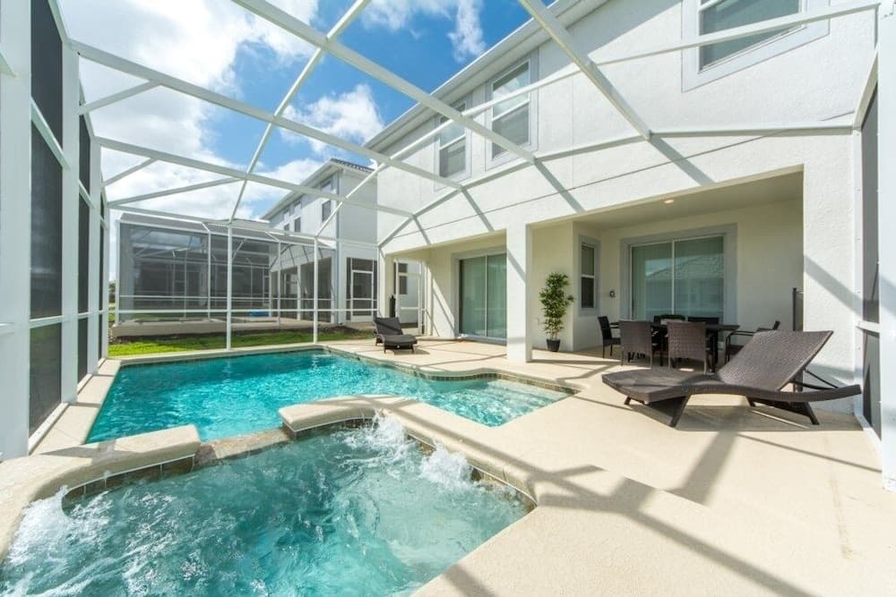 Champions Gate Luxury ! 6 Bedroom Home by RedAwning