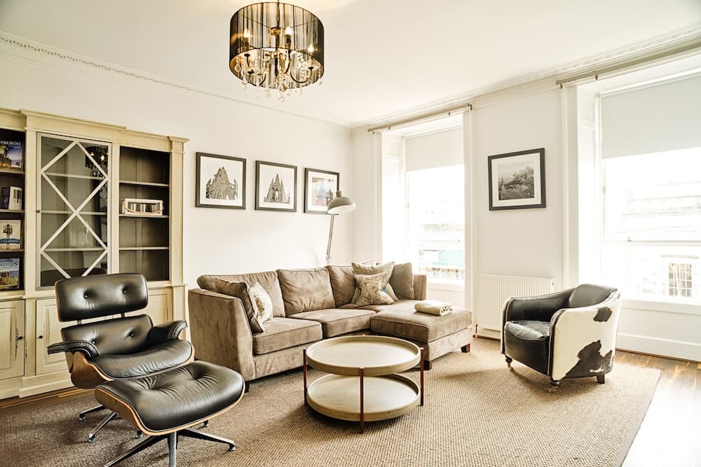 JOIVY Re-Imagined Flat in Georgian Architecture Townhouse