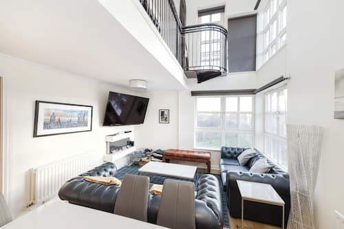 JOIVY Ultra Gorgeous 3bd Old Town Apt w\ Balcony&Parking