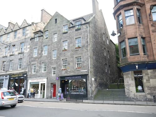 JOIVY The Wee Palace by the Castle