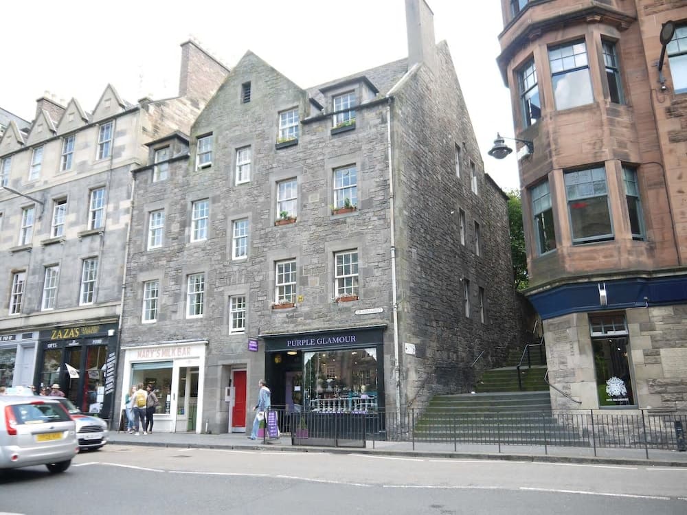 JOIVY The Wee Palace by the Castle