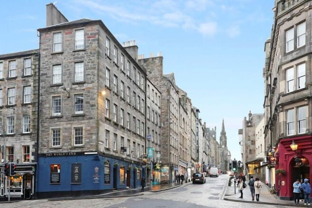 JOIVY Newly Refurbished Apartment on the Historic Royal Mile
