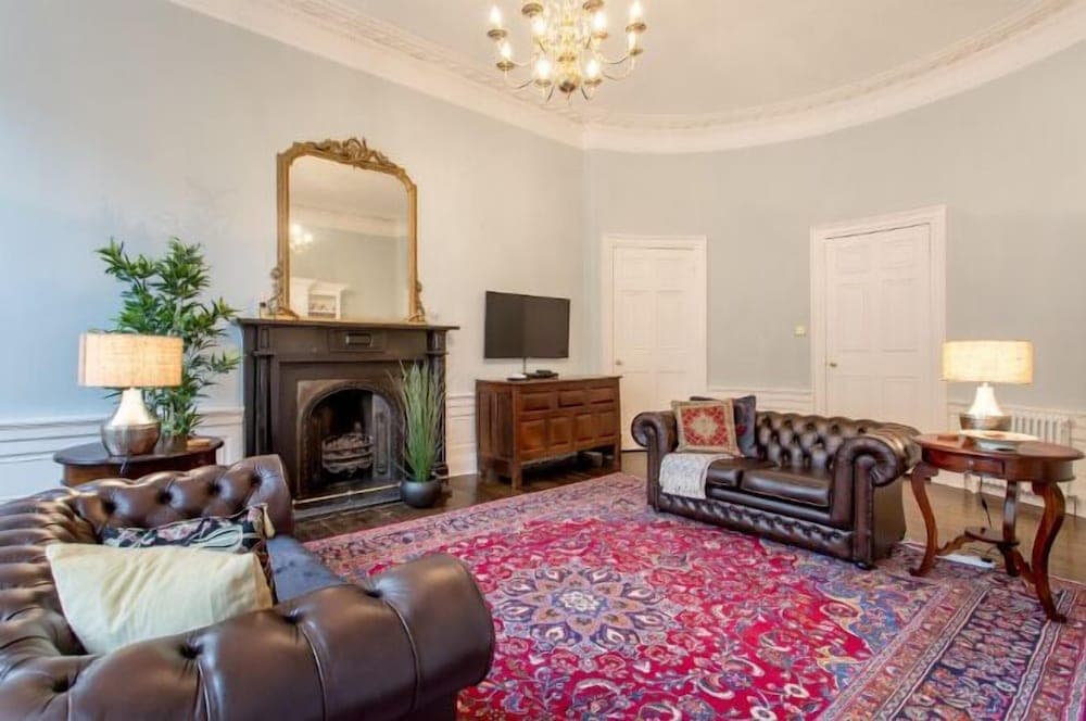 JOIVY Converted Flat in Historic Building in Desirable New Town