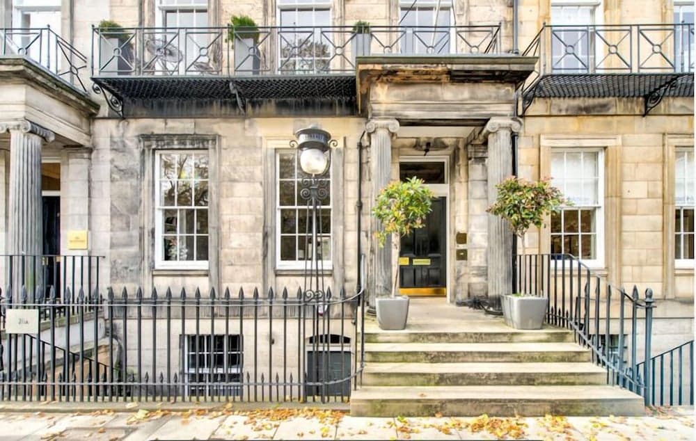 JOIVY Ultra Luxe 3BR home near Princes St