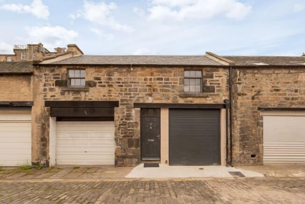 JOIVY Trendy 1-bedroom Main Door House in New Town