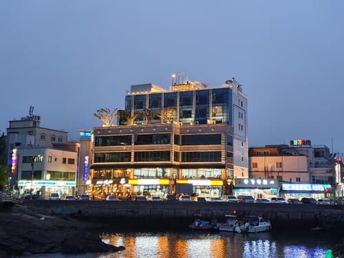 Owl Hotel