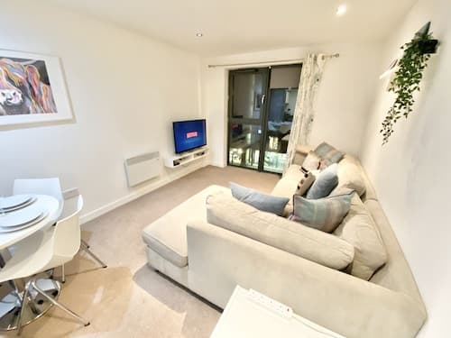 2-bed Apartment Parking Deep Cleaned Professionally