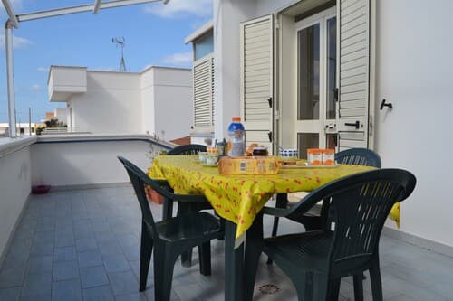 Central Holiday Home With Terrace And Garden, Parking Available