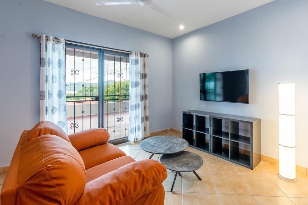 2BD Condo With Pool and Scenic Ocean View in Flamingo