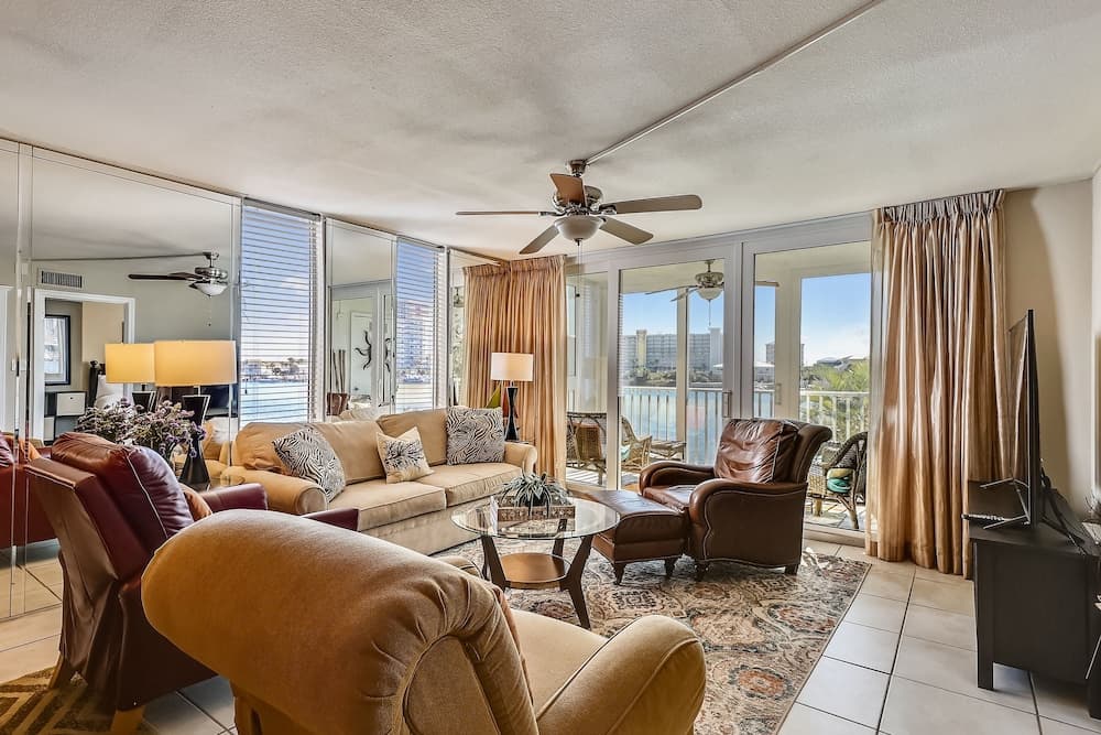 DP 202C Recently renovated 2 bedroom condo near Destin Harbor and amazing views by RedAwning