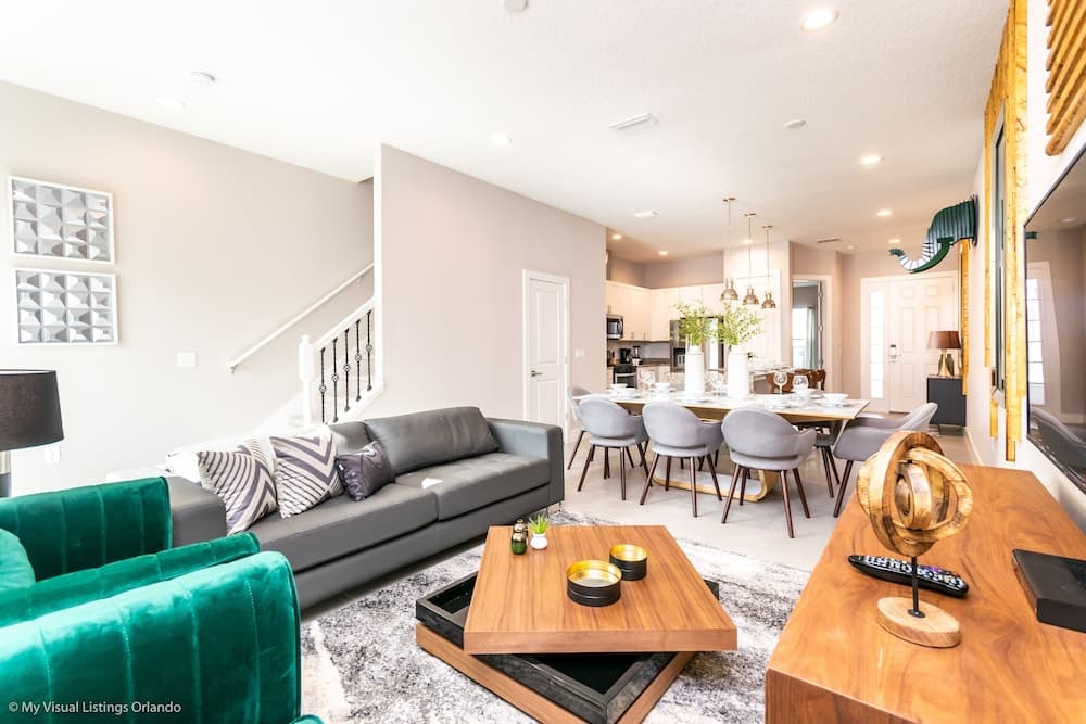 Upscale Townhome W/pool Access! 5 mi. to Disney!