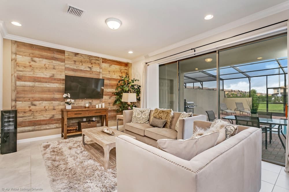 Beautiful Townhome W/private Pool 7 mi to Disney