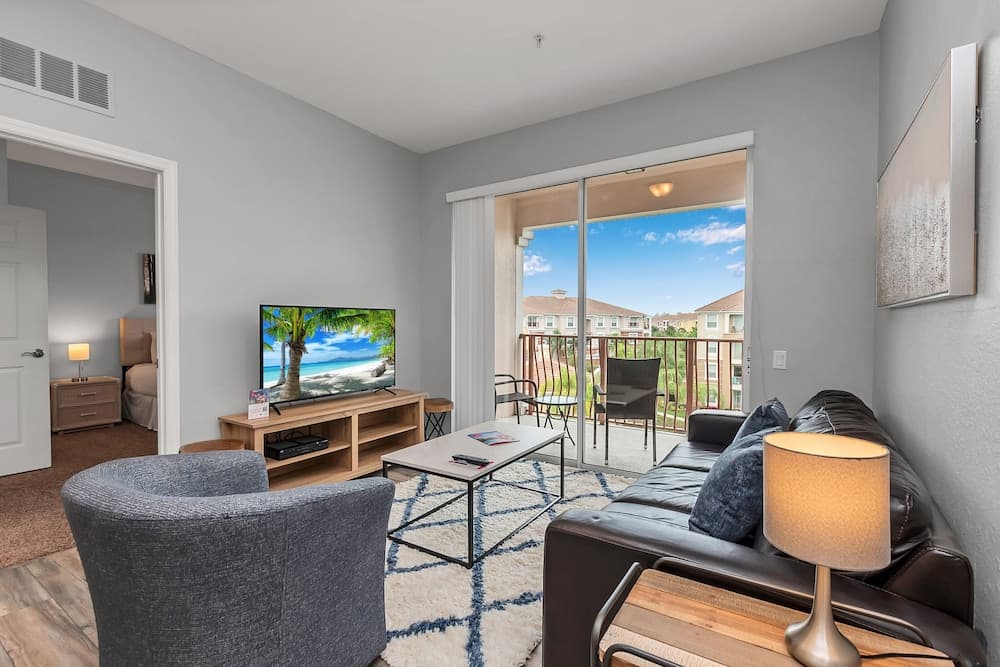 Newly Remodeled Lakeview Penthouse, Near Conv. Ctr